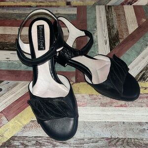 Beautifeel Ladies Leaf Velcro Straps Sandals 2” Heel Open Toe Black EUC SZE9-9.5